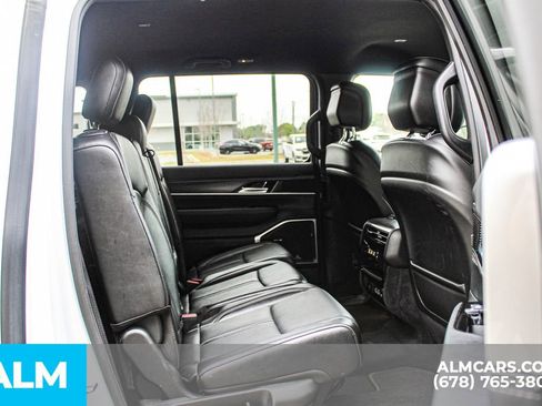 Used 2024 Jeep Wagoneer Series II w/ Flexible Seating Group image 22