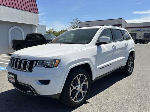 Used 2018 Jeep Grand Cherokee Limited image 3