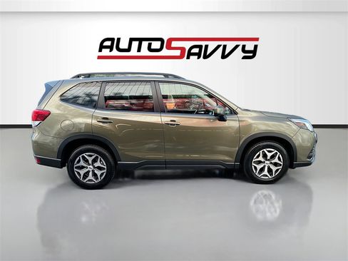 Used 2023 Subaru Forester Premium image 8
