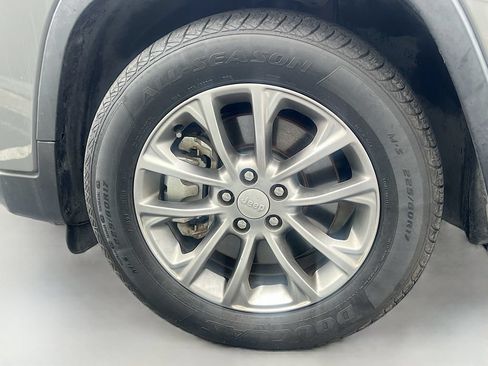 Used 2021 Jeep Cherokee Latitude Lux w/ Comfort/Convenience Group FWD image 29
