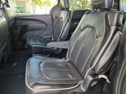 Used 2021 Chrysler Pacifica Limited w/ S Appearance Package AWD/4WD image 28