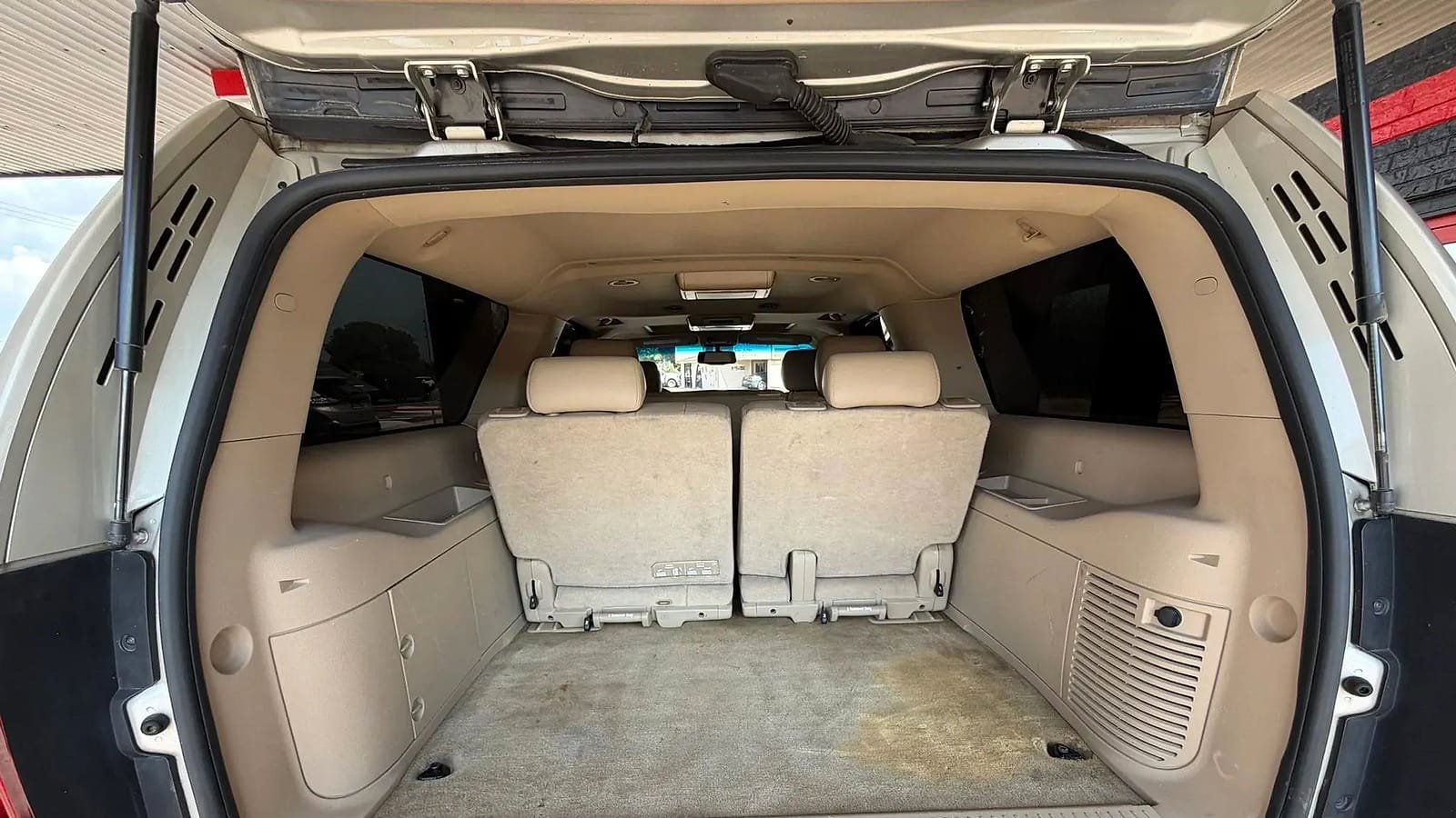 Used 2014 Chevrolet Suburban LT RWD image 11