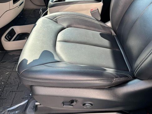 Used 2024 Chrysler Pacifica Touring-L FWD image 21