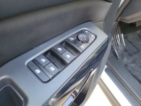 Used 2024 Nissan Pathfinder SV FWD image 13