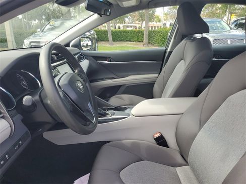 Used 2018 Toyota Camry LE image 19
