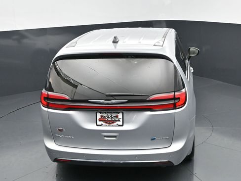 Used 2023 Chrysler Pacifica Touring-L FWD image 31