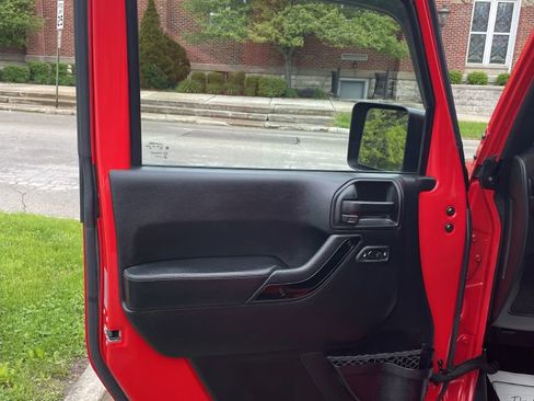 Used 2017 Jeep Wrangler Unlimited Sahara AWD/4WD image 6