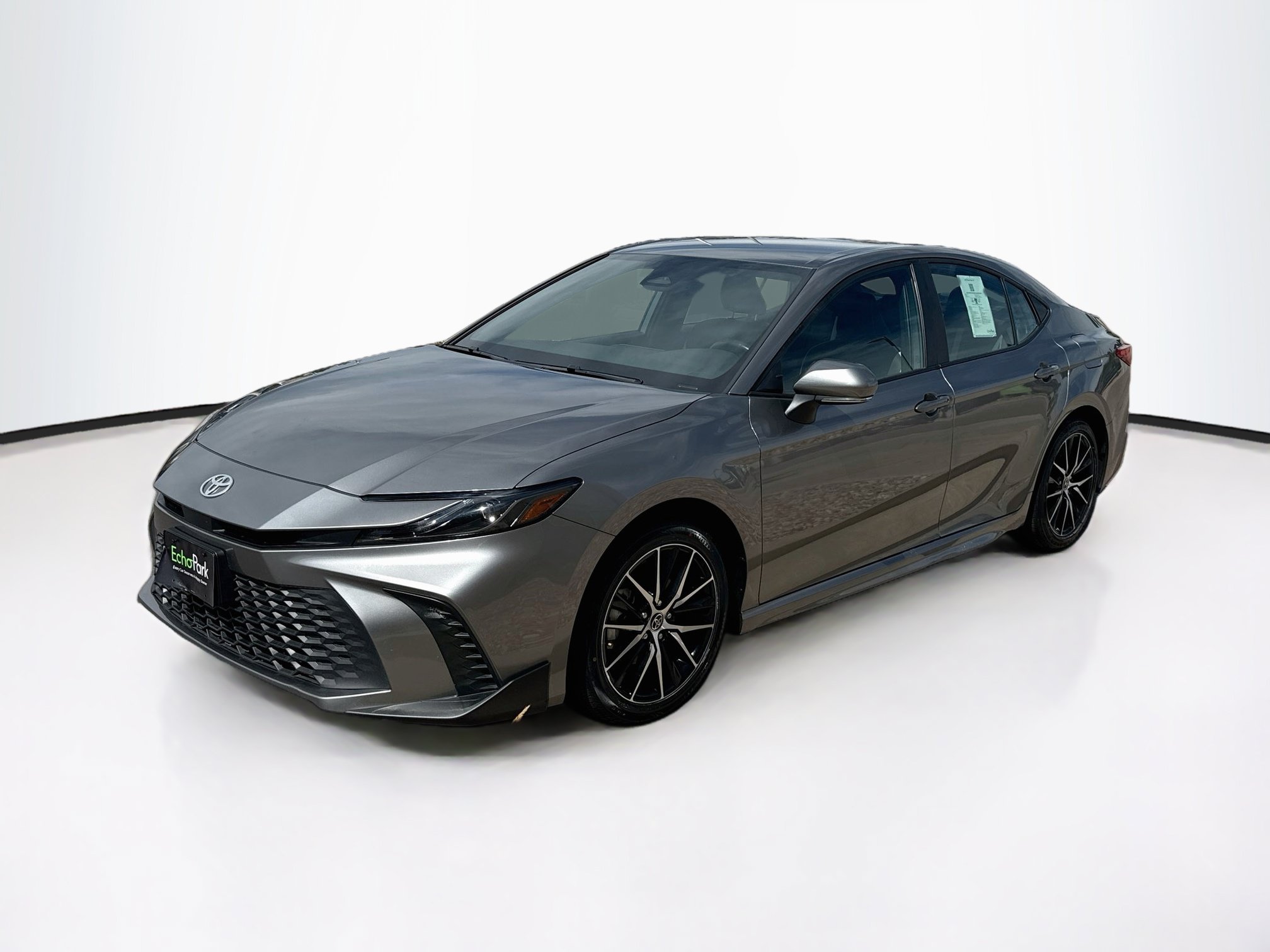 Used 2025 Toyota Camry SE FWD image 3