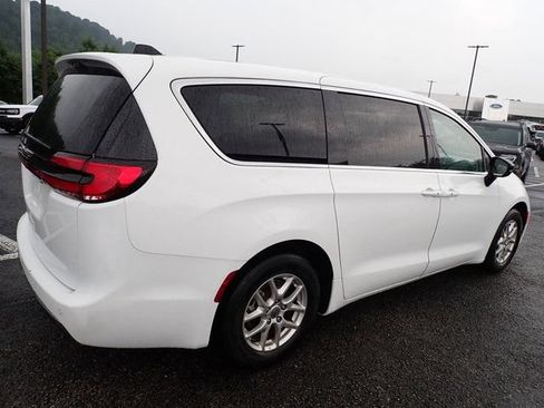Used 2024 Chrysler Pacifica Touring-L FWD image 6