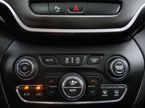 Used 2019 Jeep Cherokee Trailhawk w/ Comfort/Convenience Group image 19