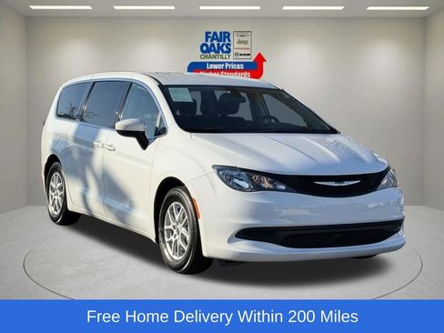 Used 2022 Chrysler Voyager LX image 1