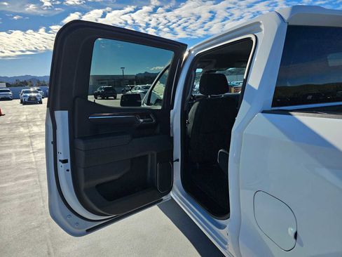 Used 2025 GMC Sierra 1500 SLE w/ Preferred Package image 17