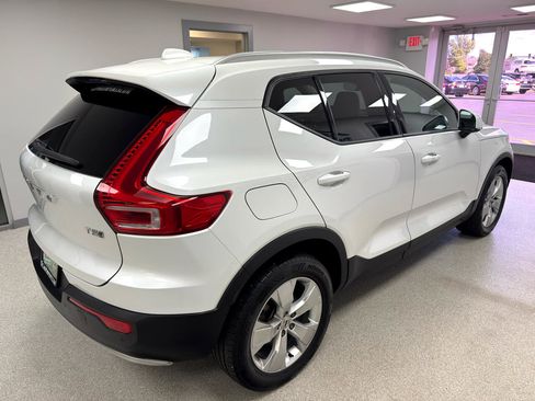 Used 2022 Volvo XC40 T5 Momentum image 3