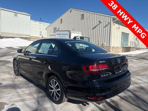 Used 2017 Volkswagen Jetta SE image 4
