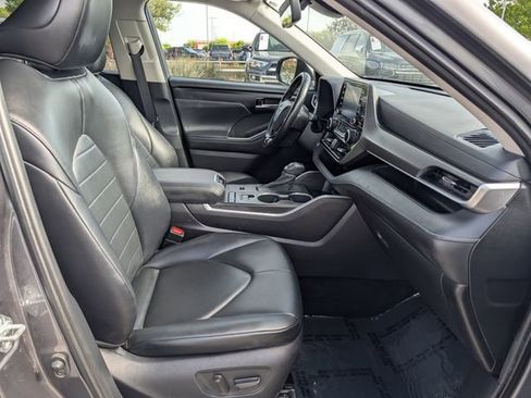 Used 2021 Toyota Highlander XLE image 34