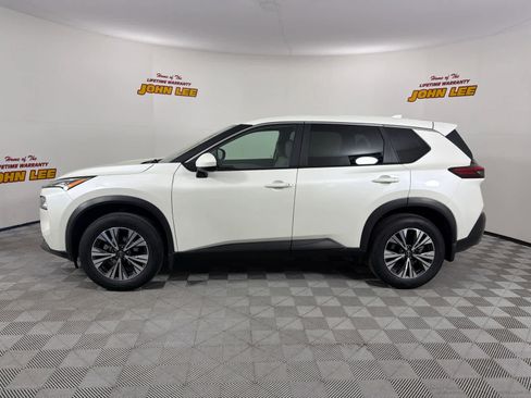 Used 2023 Nissan Rogue SV image 2