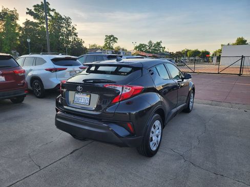 Used 2019 Toyota C-HR LE FWD image 5