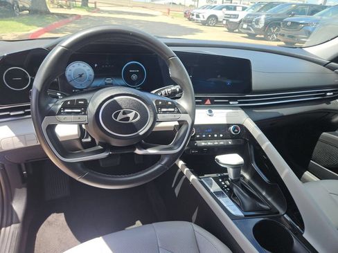 Used 2025 Hyundai Elantra Limited FWD image 17