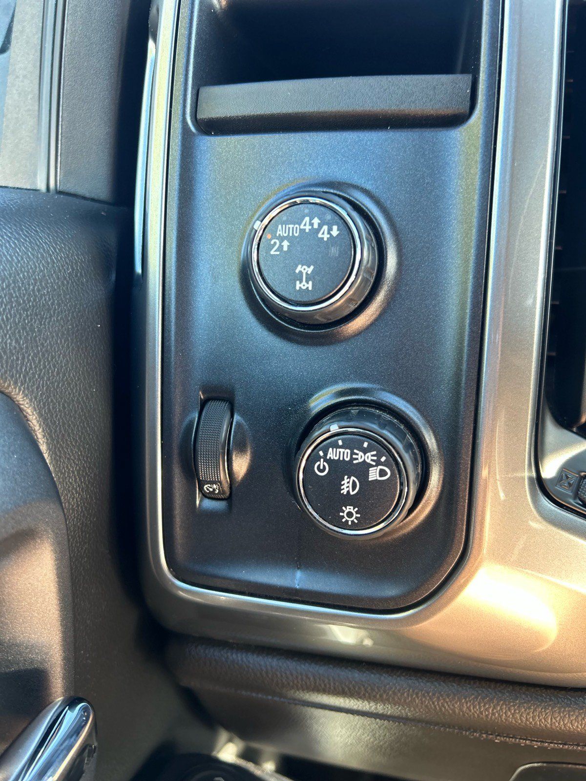 Used 2017 Chevrolet Silverado 1500 LTZ Z71 w/ Midnight Edition AWD/4WD image 19