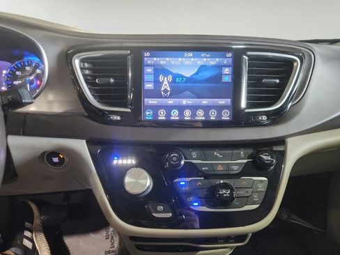 Used 2018 Chrysler Pacifica Touring-L Plus FWD image 17