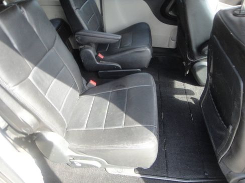 Used 2018 Dodge Grand Caravan SE w/ UConnect Hands-Free Group FWD image 12