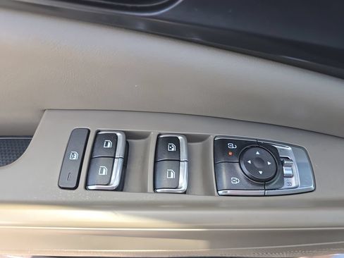 Used 2025 Kia Carnival FWD image 21