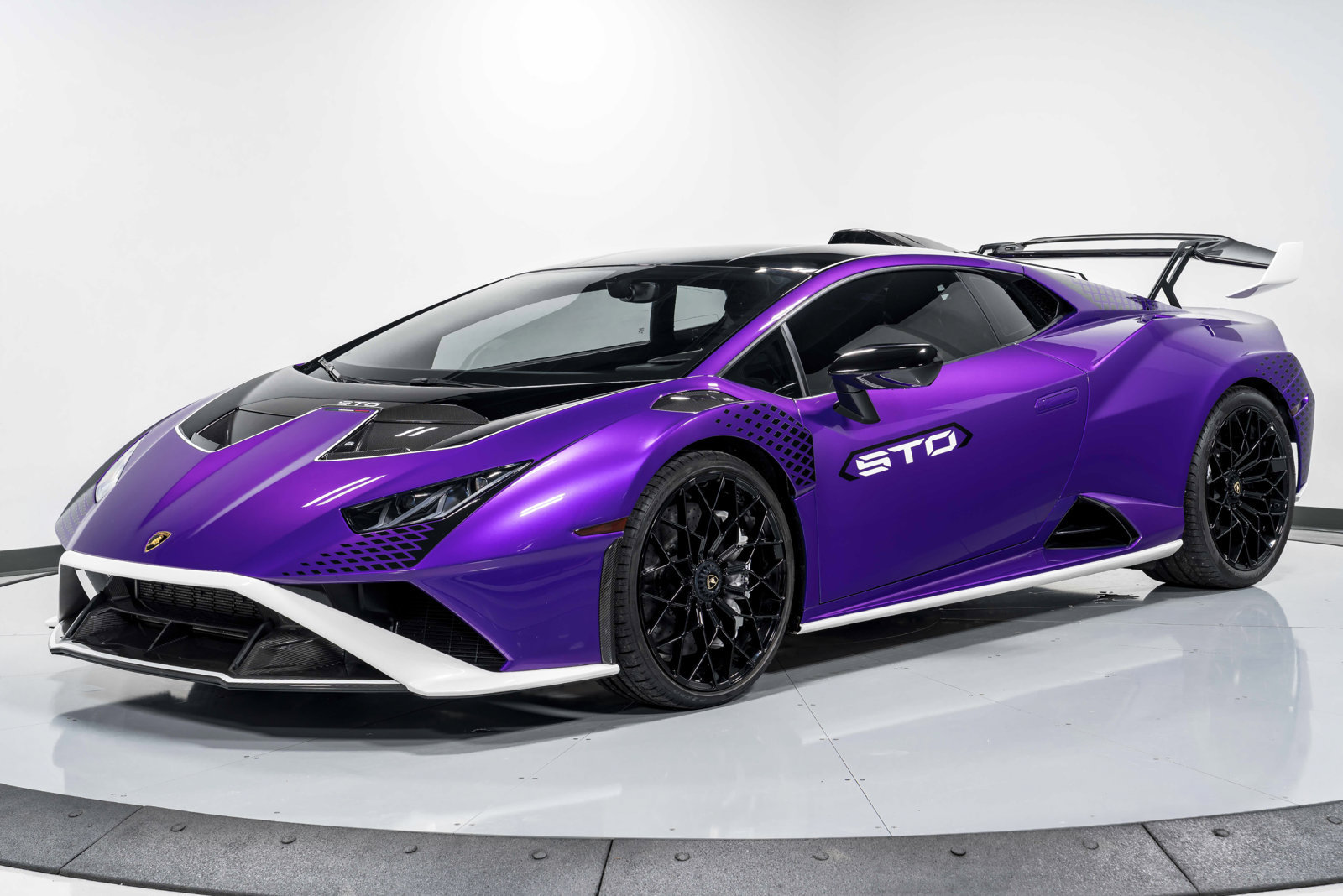 Used 2023 Lamborghini Huracan STO RWD image 7