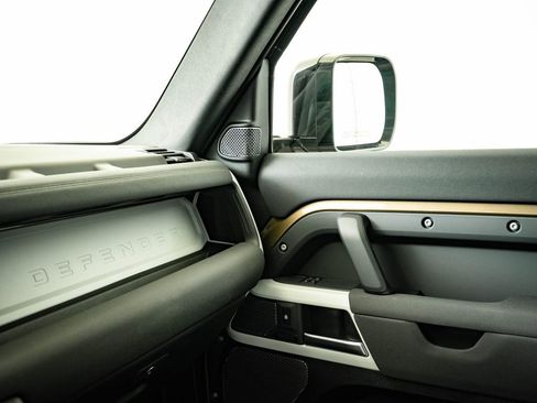 Used 2023 Land Rover Defender 90 SE image 39