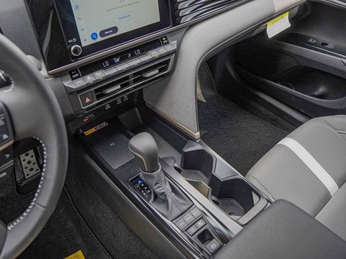 Used 2025 Toyota Camry SE image 17