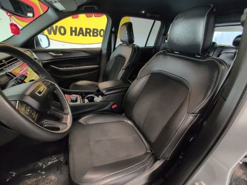 Used 2023 Jeep Grand Cherokee Altitude AWD/4WD image 12