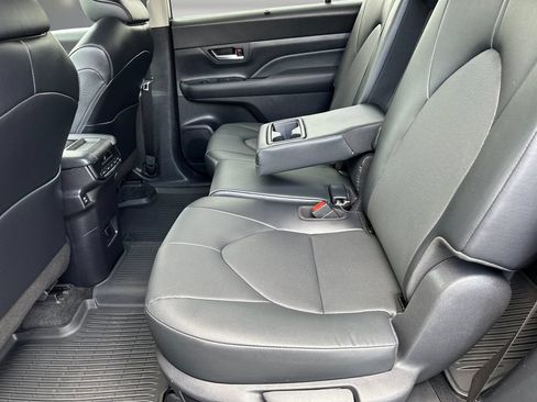 Used 2024 Toyota Grand Highlander AWD image 17