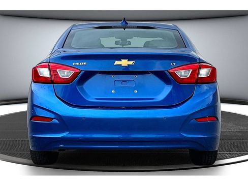 Used 2018 Chevrolet Cruze LT w/ Convenience Package FWD image 6
