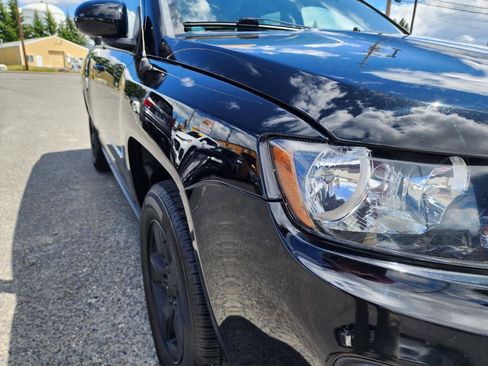 Used 2015 Jeep Compass Latitude FWD image 30