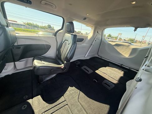 Used 2023 Chrysler Pacifica Touring-L FWD image 19