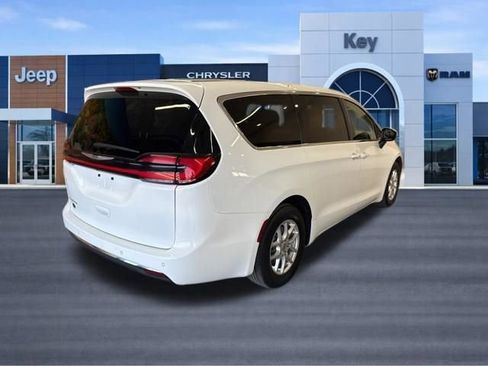 Used 2023 Chrysler Pacifica Touring-L FWD image 7