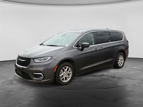 Used 2023 Chrysler Pacifica Touring-L FWD image 4
