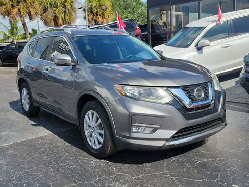 Used 2018 Nissan Rogue SV w/ Premium Package FWD image 3