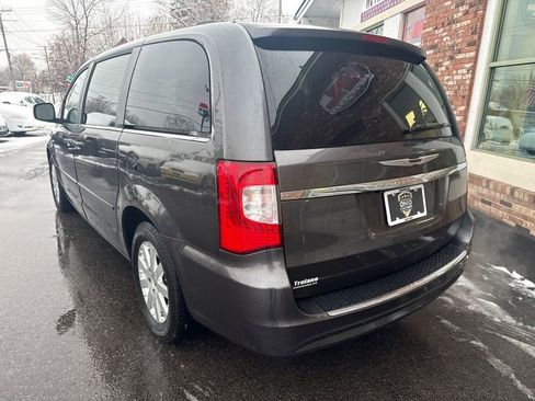 Used 2015 Chrysler Town & Country LX image 7