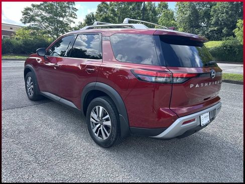 Used 2023 Nissan Pathfinder SL AWD/4WD image 5