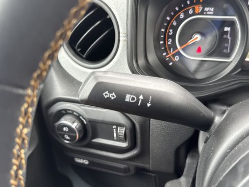 Used 2024 Jeep Gladiator Sport AWD/4WD image 16