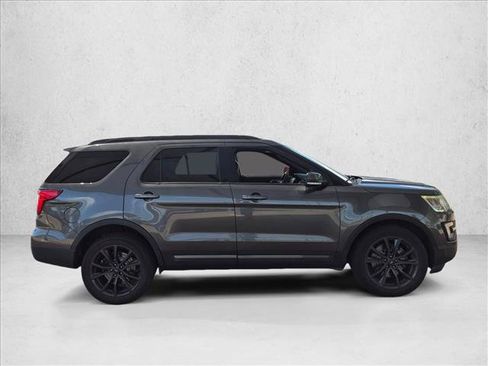 Used 2017 Ford Explorer XLT w/ Equipment Group 202A AWD/4WD image 4