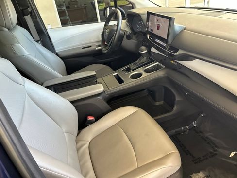 Used 2025 Toyota Sienna XLE FWD image 28