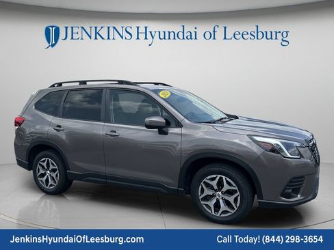 Used 2023 Subaru Forester Premium AWD/4WD image 2