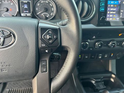 Used 2018 Toyota Tacoma TRD Off-Road w/ Technology Package AWD/4WD image 18