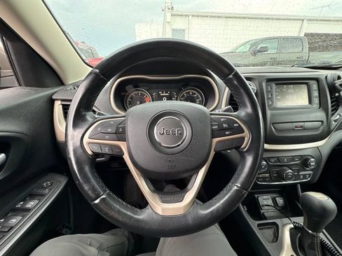 Used 2016 Jeep Cherokee Latitude FWD image 8