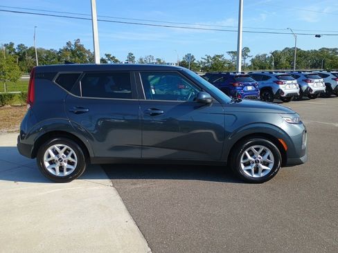 Used 2022 Kia Soul LX w/ Technology Package image 4