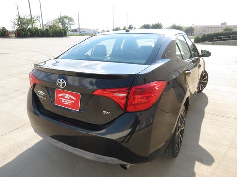 Used 2017 Toyota Corolla SE w/ SE Premium Package FWD image 4