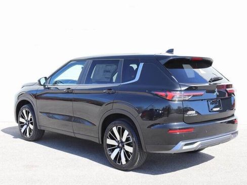 New 2025 Mitsubishi Outlander SE image 2