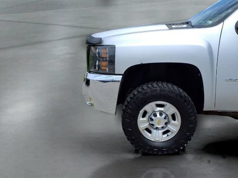Used 2010 Chevrolet Silverado 2500 LT w/ Interior Plus Package AWD/4WD image 19