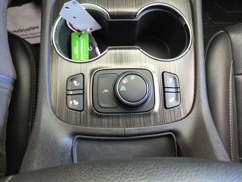 Used 2023 GMC Acadia SLT FWD image 10